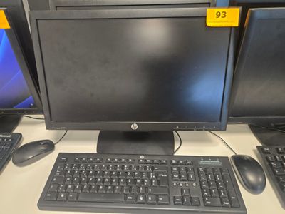 un ordinateur de bureau avec un clavier et une souris sur le bureau