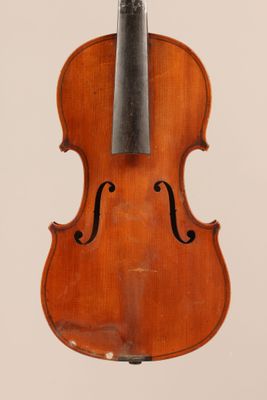 un vieux violon avec un archet accroché à son dos
