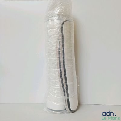 un sac en plastique emballé dans du film plastique pour y mettre une bouteille d'eau
