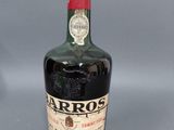 une bouteille d'alcool posée sur une table