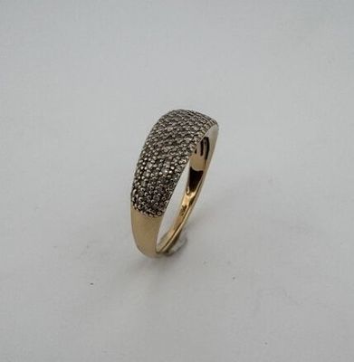 une bague en or sertie de diamants noirs sur fond blanc