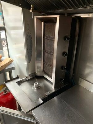une photo d'une cuisine avec une cuisinière
