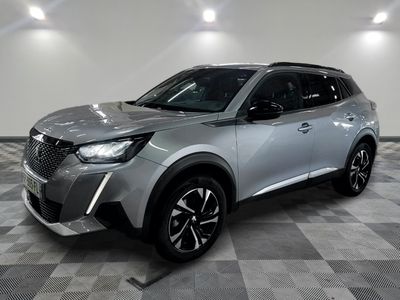 un SUV argenté garé dans une pièce au sol carrelé en damier