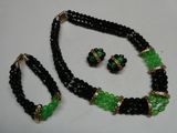 Collier et boucles d'oreilles en perles noires et vertes, rehaussés de touches dorées