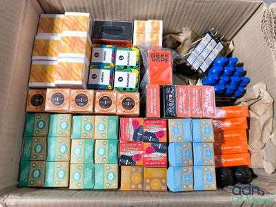 une boîte en carton remplie de différents types d'objets
