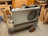 une machine posée sur le sol d'une pièce