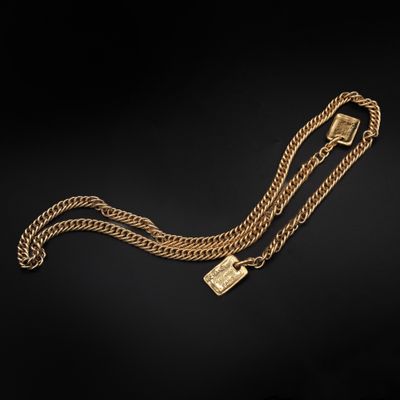 une chaîne en or avec un cadenas sur fond noir