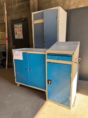 une armoire bleue et une autre armoire bleue dans une pièce