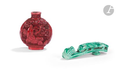deux petits vases posés l'un à côté de l'autre