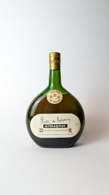 une bouteille d'alcool posée sur une table