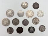 gros plan d'un paquet de pièces de monnaie sur une surface blanche