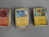 trois cartes pokemon posées les unes sur les autres sur une table