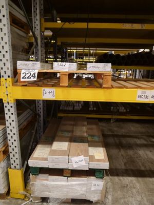 de nombreuses piles de bois sur les étagères de l'entrepôt