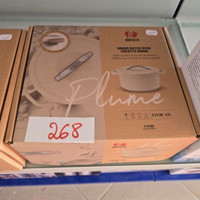 deux cartons d'ustensiles de cuisine sur l'étagère du magasin