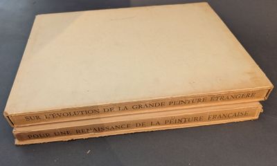 trois livres empilés sur une table