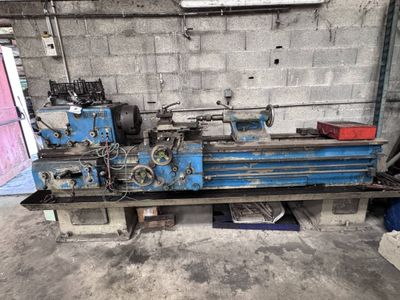 une machine qui se trouve dans un garage