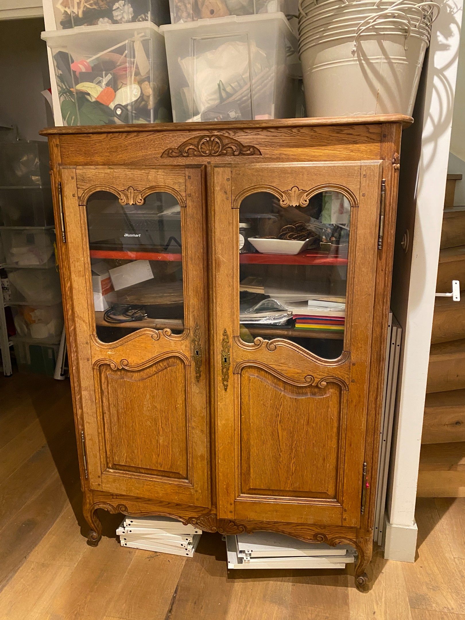 Armoire en bois naturel, ouvrant par deux vantaux vitrés et …