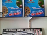 deux boîtes de pizza posées l'une à côté de l'autre sur une étagère
