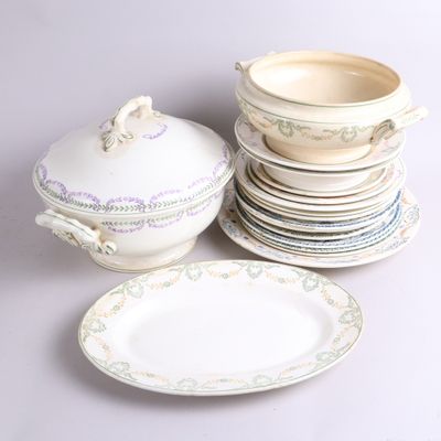 de nombreuses assiettes et bols, ainsi qu'un bol sur la table