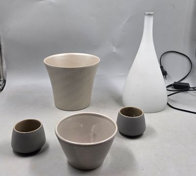 trois tasses et un vase posés sur une table