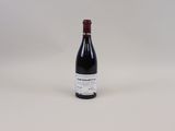 la bouteille de vin est posée sur une surface blanche