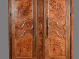 une vieille armoire en bois à deux portes et deux tiroirs