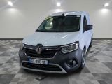 la camionnette blanche est garée sur le sol en damier d'un garage