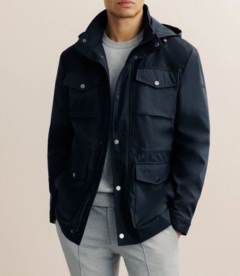 Cette image peut représenter une veste, un pull, un pantalon et un pull.