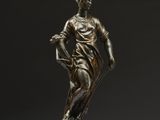 une image représentant une statue en bronze d'une femme tenant un panier