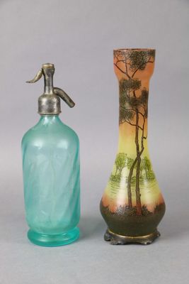 deux vases placés l'un à côté de l'autre sur une table