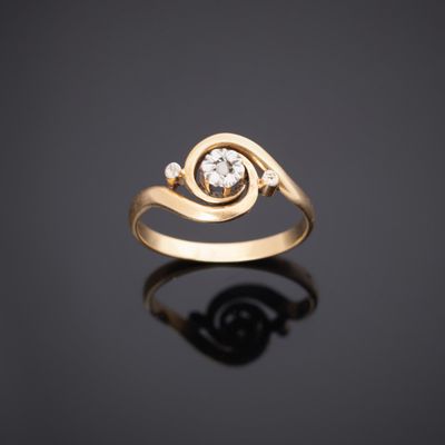 une bague en or jaune avec un diamant serti au centre