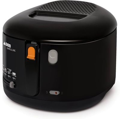 un gros plan d'un appareil de cuisson noir et orange posé sur une surface blanche