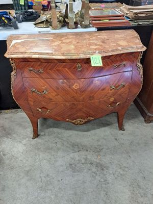 une commode surmontée d'un plateau en marbre