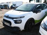 une voiture blanche avec une bande verte, garée sur un parking