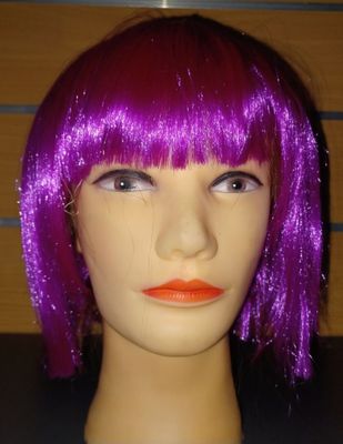 une tête de mannequin aux cheveux violets et au rouge à lèvres orange