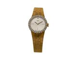 une photo d'une montre-bracelet pour femme dotée d'une lunette sertie de diamants