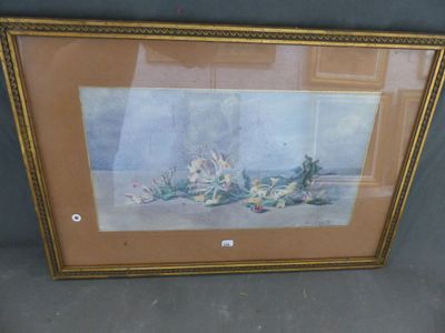 tableau représentant des fleurs dans un cadre doré sur fond gris