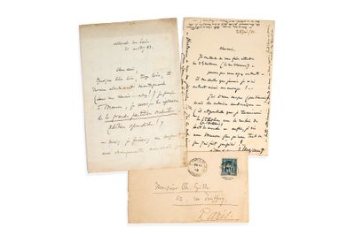 deux vieilles lettres posées l'une à côté de l'autre sur une table