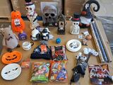 une table sur laquelle se trouvent de nombreux objets