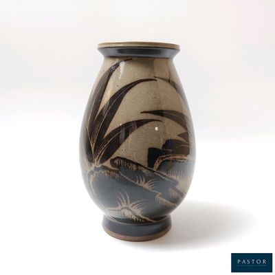 un petit vase orné d'un motif en noir et blanc