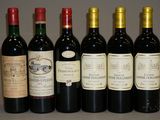 six bouteilles de vin sont alignées sur une table