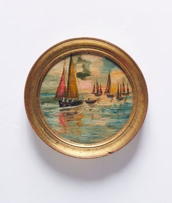 tableau représentant des voiliers sur l'eau, dans un cadre doré