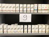 de nombreux paquets de cigarettes sur une étagère dans un magasin