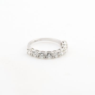 une alliance en or blanc sertie de cinq diamants ronds