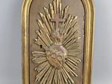 plaque en laiton représentant le Sacré-Cœur de Jésus sur fond blanc