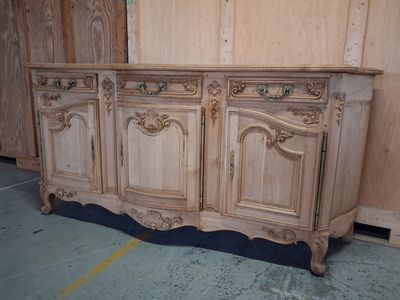 une commode très ancienne, avec beaucoup de bois apparent