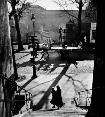 photographie en noir et blanc d'une femme descendant un escalier