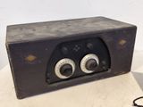 une vieille radio posée sur une table