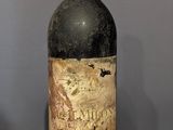 une bouteille de vin posée sur une table