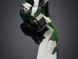 l'écharpe verte et blanche est attachée à un sac à main noir